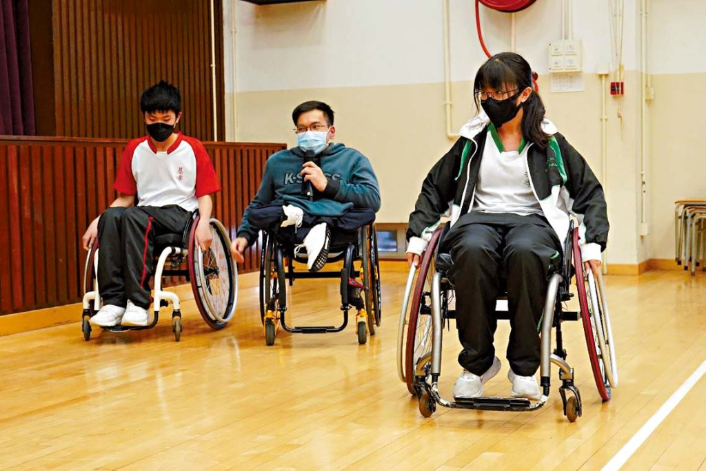 學生在體驗活動中，須坐上輪椅並用輪椅走一段路，以領會輪椅使用者面對的挑戰。活動受到不少學生歡迎。