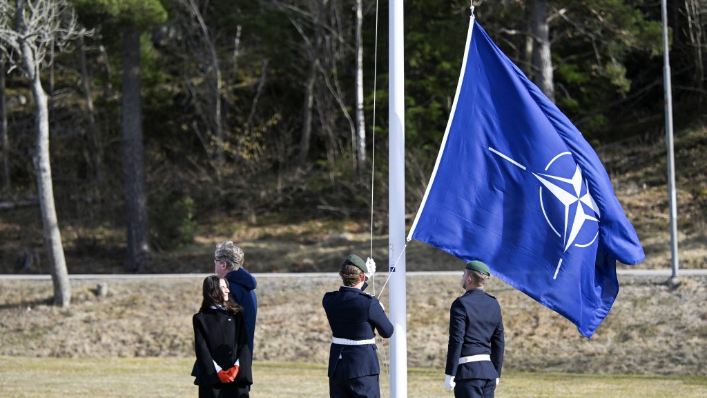 瑞典斯德哥尔摩附近的穆斯科海军基地举行升起北约旗帜的仪式。 路透社