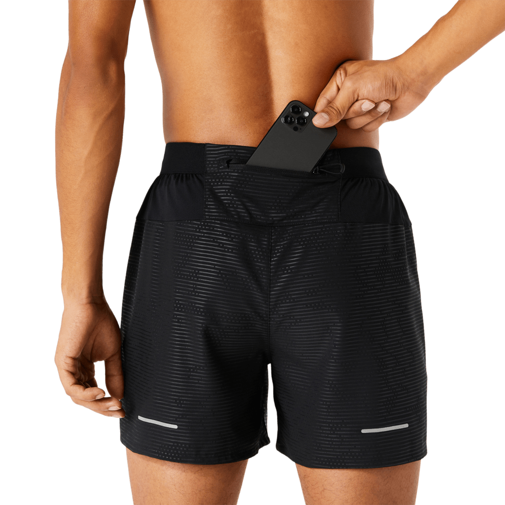 Lite-Show系列男裝2合1版本運動短褲/$390/AS，配搭輕巧內層及反光細節之外，背幅更設防汗防彈手機袋。