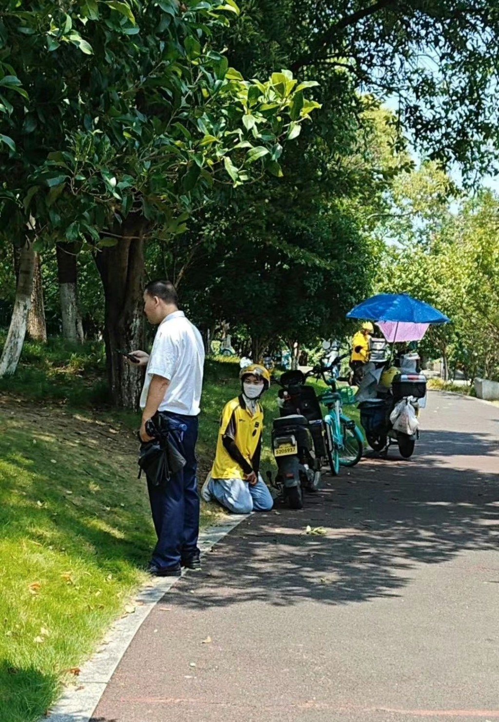 疑似男外賣員被保安令下跪。