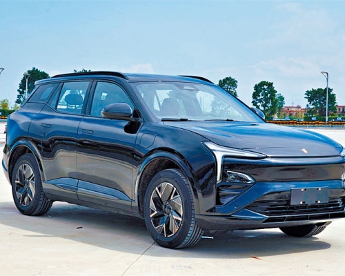 恒大汽车首款申报车型「恒驰5 LX」，昨日现身工信部新车申报目录，预料可于广州车展亮相。