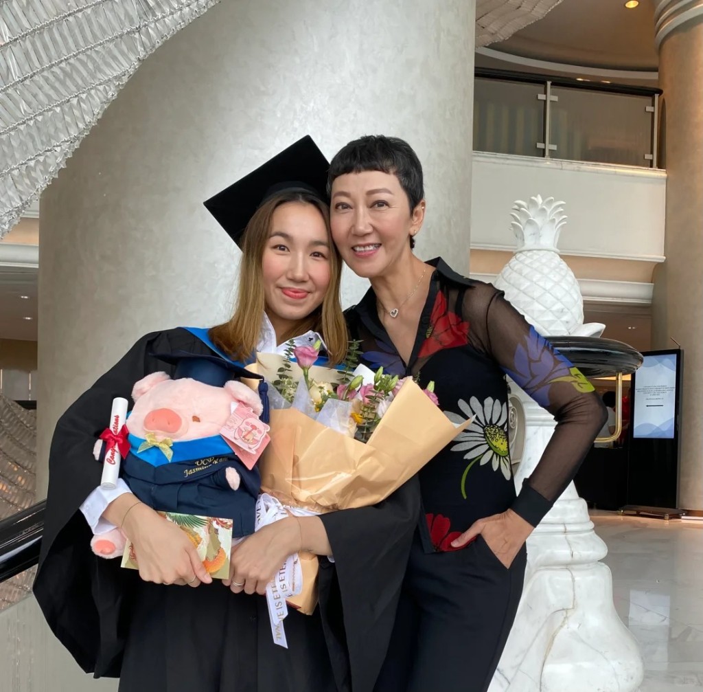文佩玲女儿毕业了。