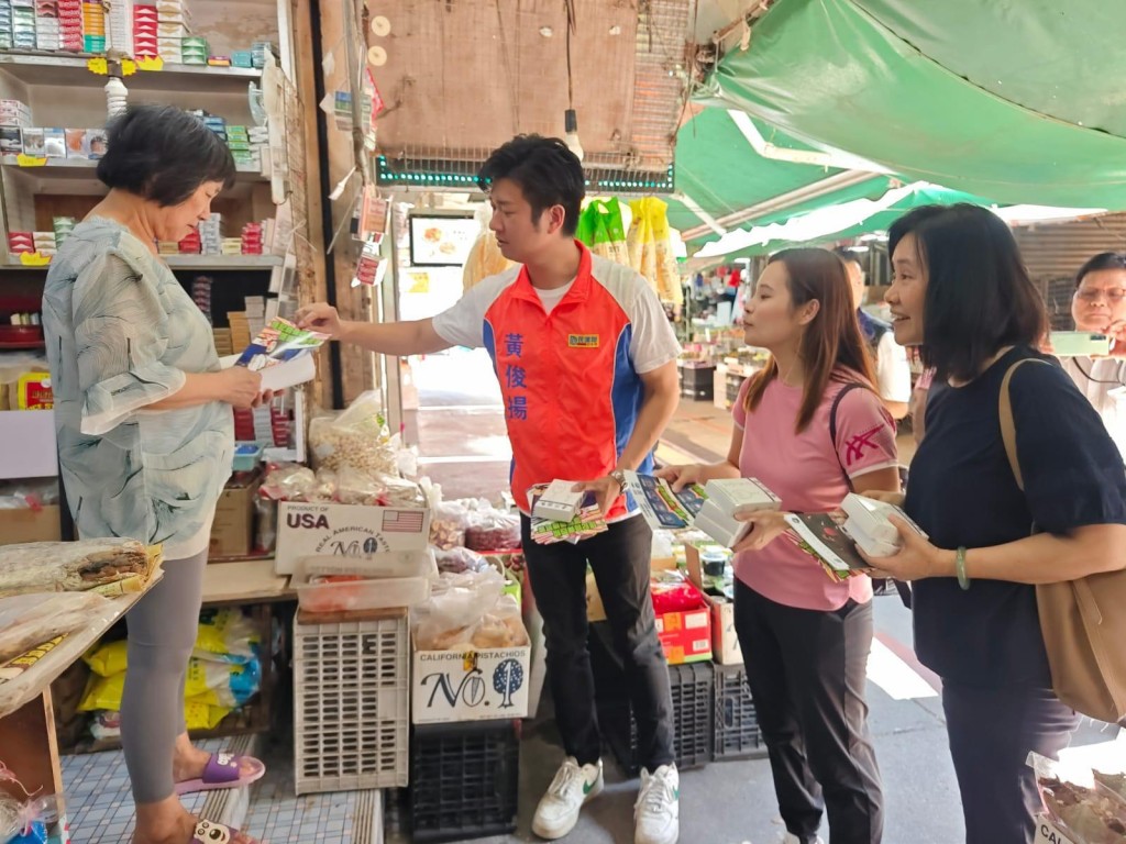 警方联同各方代表向居民派发传单和电子防狼器等物品。新界南总区防止罪案办公室FB