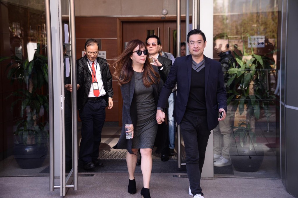 李偲嫣與丈夫謝鋮浚手拖手離開。