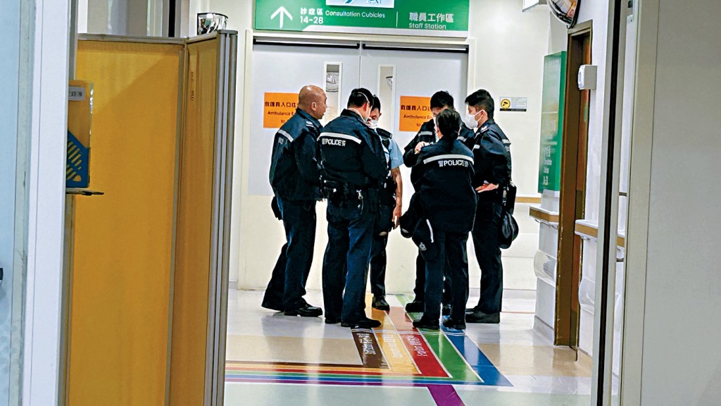 遇襲男子被送往醫院救治，多名警員在急症室外等候。