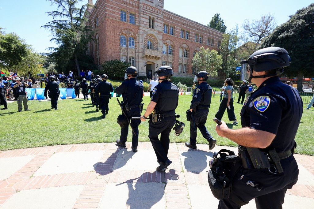 防暴警察在UCLA校园戒备。路透社