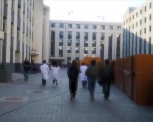 內蒙古大學一名博士研究生，因宿舍床上有布娃娃，逾期不整改，遭取消獎學金資格的處分。 影片截圖