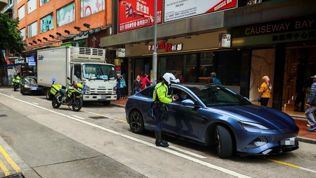 警方港島交通日 發逾2000張罰款告票 拖走兩車