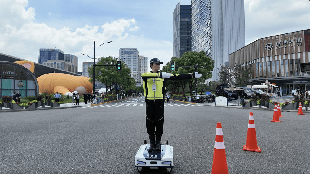 交管机械人在上海街头指挥交通。新华社 交管机械人在上海街头指挥交通。新华社