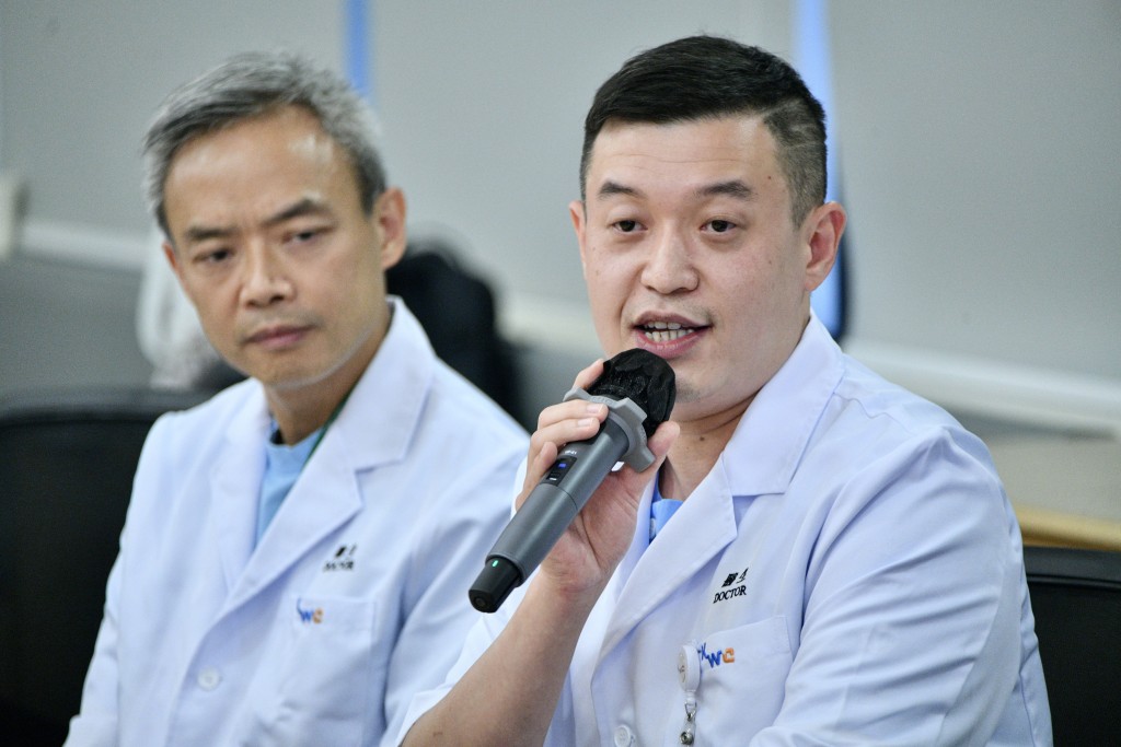 匡煜坤(右)憶述，在亞博館工作期間，已初步了解香港公立醫院的醫療體系，對CMS印象深刻，希望將理念帶回内地。盧江球攝
