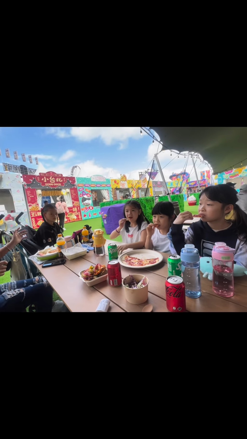 鍾麗淇與女兒及朋友們一起吃pizza醫肚。