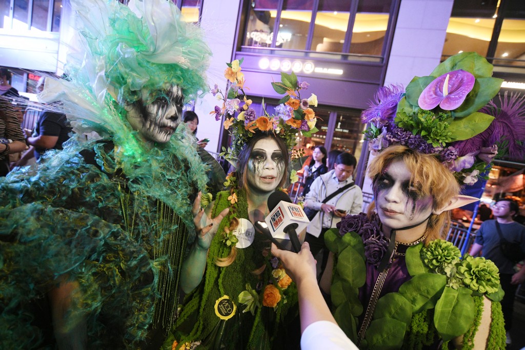 譚小姐(中)與朋友以「森林造型」到場。 譚小姐(中)與朋友以「森林造型」到場。