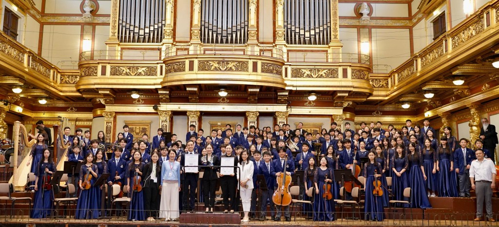 參與音樂之旅的百多位音樂才子最難忘是有機會在世界最頂級的音樂廳——維也納金色大廳登台演出,全場觀眾起立鼓掌。 參與音樂之旅的百多位音樂才子最難忘是有機會在世界最頂級的音樂廳——維也納金色大廳登台演出,全場觀眾起立鼓掌。