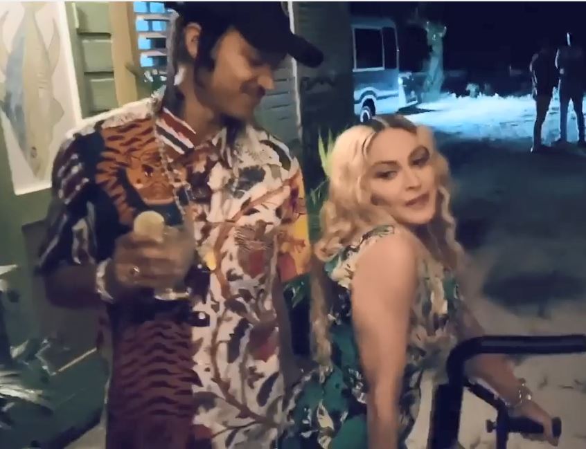 好有少女味嘅壽星婆趷高Pat Pat貼住男友。