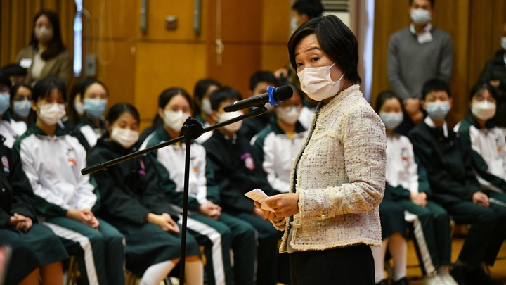 蔡若蓮早前探訪中學，了解跨境學生回校上課情況。資料圖片
