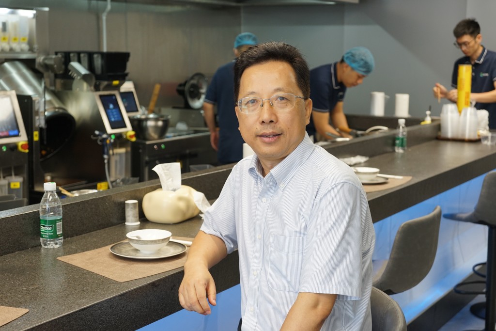 耿凱平表示，機械人在餐廳應用越來越普遍，不但大幅減低人力及時間成本，更可減少排污。