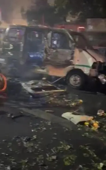 網絡傳爆炸後有汽車損毀嚴重。