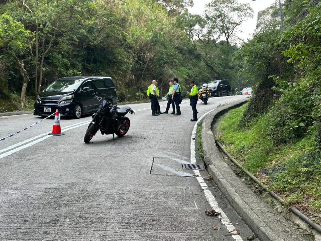 警員在場調查。 警員在場調查。