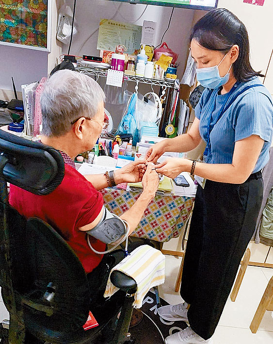 城大建議上門家居護理，以免長者社交孤立。 
　