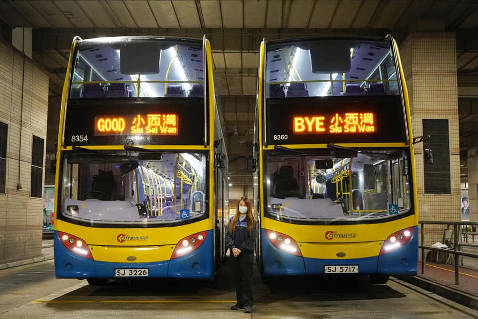 劉家穎上載巴士車頭亮出「GOOD BYE」字樣的相片，帖出長文宣布辭職。網圖