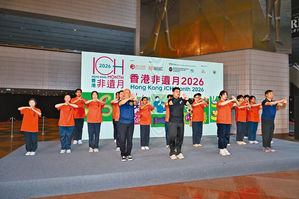 詠春拳表演嘅學生與師傅進行抱拳禮,象徵傳承;師傅對年輕學員學習成果嘅肯定,亦係學員對傳統與師承嘅尊重。 詠春拳表演嘅學生與師傅進行抱拳禮,象徵傳承;師傅對年輕學員學習成果嘅肯定,亦係學員對傳統與師承嘅尊重。