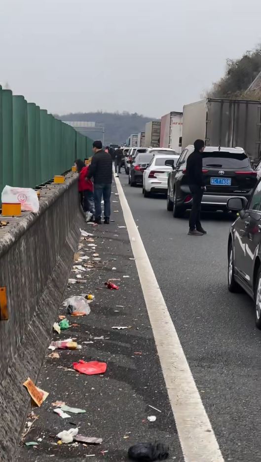 嚴重堵塞下，京港澳高速公路韶關樂昌鎮往湖南方向，路面滿布垃圾。