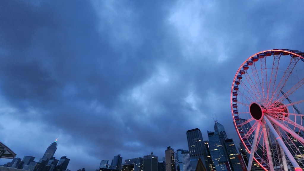 本港地區今日大致多雲,間中有驟雨及雷暴。黎志偉攝 本港地區今日大致多雲,間中有驟雨及雷暴。黎志偉攝