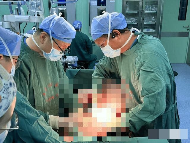 江蘇男便秘長達4個月,醫生為其動手術。 江蘇男便秘長達4個月,醫生為其動手術。