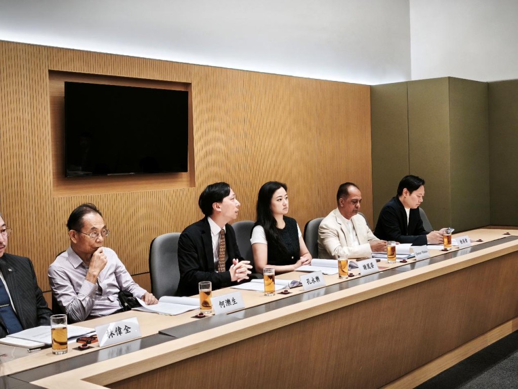 梁美芬教授率領七名立法會議員及十二名核心成員,前往政府總部向政制及內地事務局局長謝小華正式提交《就香港特別行政區經濟和社會發展第一個五年規劃——發展民間外交融入及服務國家大局建議書》。 梁美芬教授率領七名立法會議員及十二名核心成員,前往政府總部向政制及內地事務局局長謝小華正式提交《就香港特別行政區經濟和社會發展第一個五年規劃——發展民間外交融入及服務國家大局建議書》。