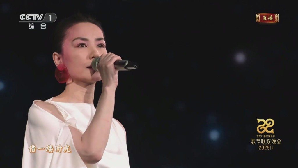 王菲亦有出席去年春晚舞台。央视截图 王菲亦有出席去年春晚舞台。央视截图