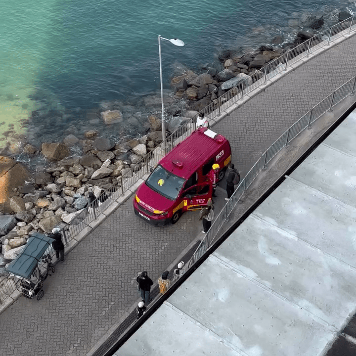 消防車相信在離開直升機坪時，消防員與一名男子爭執。