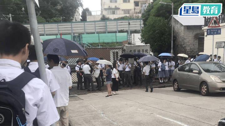  九龍塘學校（中學部）學生，開學日冒雨在校外排隊等候檢查儀容。garnettnettchan@Threads