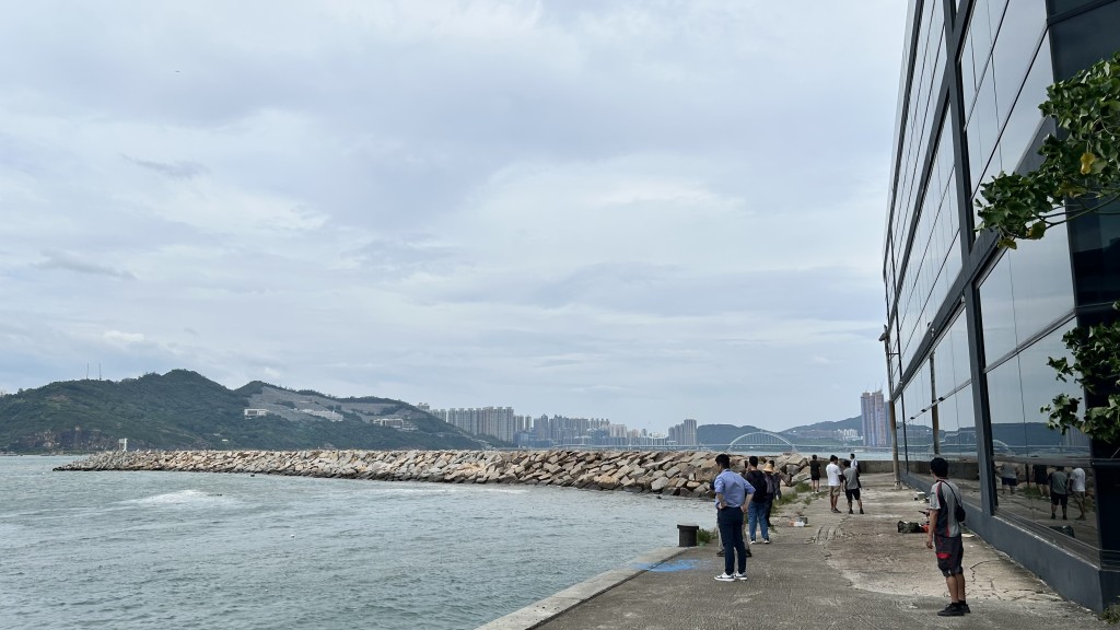 有市民不畏巨浪，仍在現場觀浪。