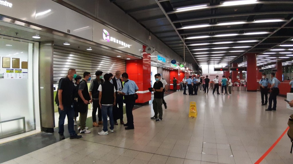 警員封鎖現場調查。