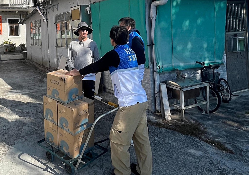 水務署人員協助受影響用戶。fb:滴惜仔 水務署人員協助受影響用戶。fb:滴惜仔