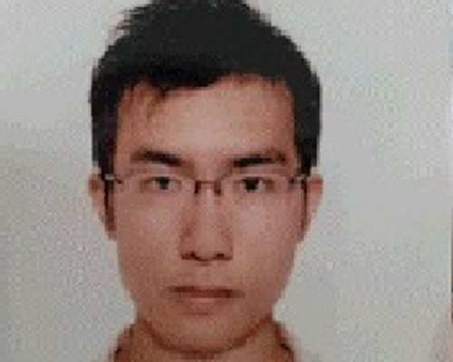 三十二岁男子梁德正身高约一点七米，体重约六十四公斤，瘦身材，尖面型，黄皮肤，蓄短直黑发。他最后露面时戴眼镜，身穿白色长袖上衣，黑色长裤及黑白色运动鞋。警方图片