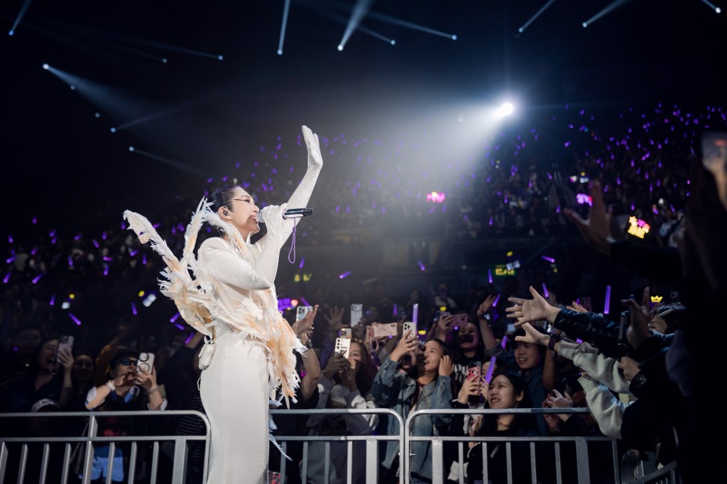 最後她以《楊千嬅》一曲作結。 最後她以《楊千嬅》一曲作結。