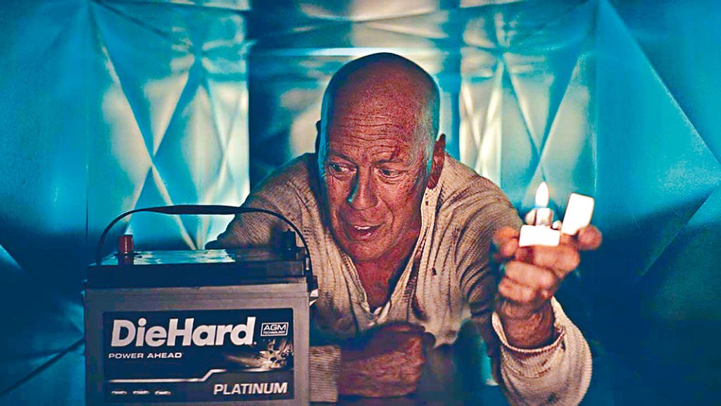 布斯再演《虎膽龍威》主角John拍汽車電池廣告。