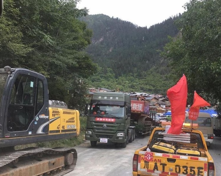 由於道路多處坍塌，車輛行至中途無法通行。