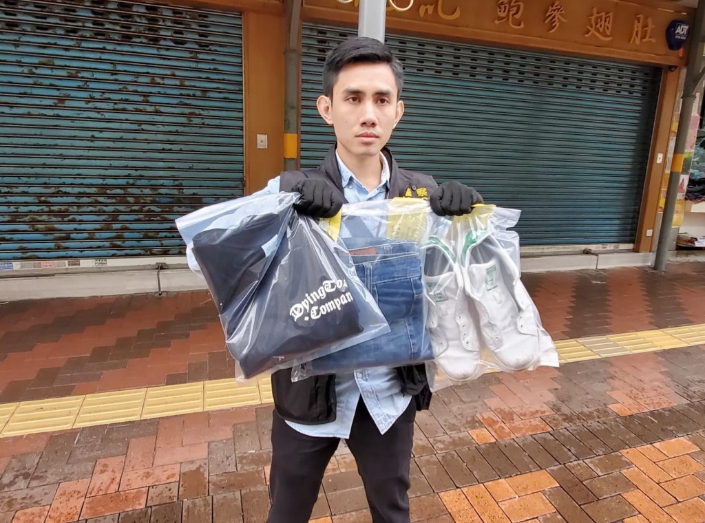 警方在其寓所內,撿獲疑犯犯案時所穿着的衣物。