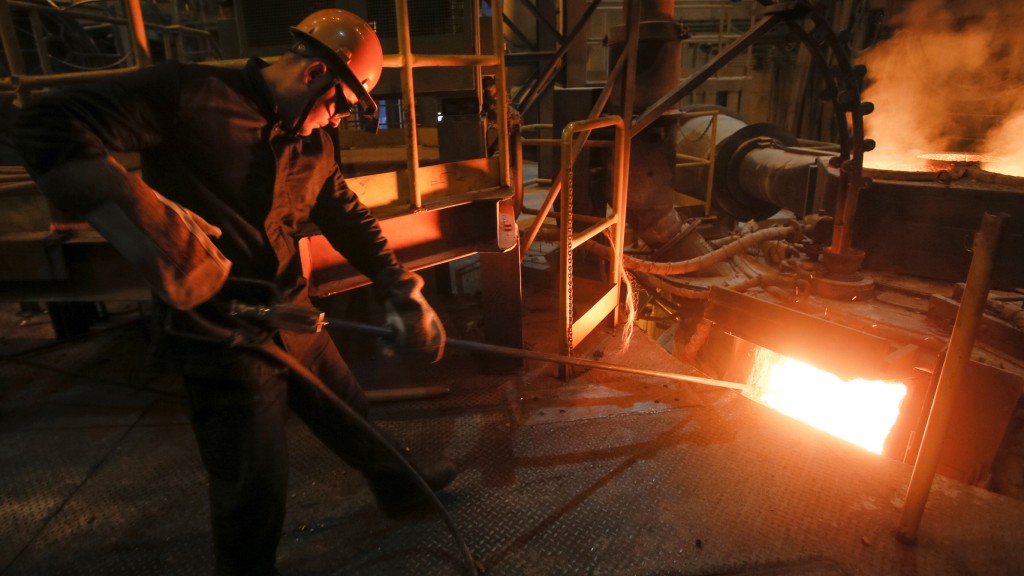 NLMK卡卢加钢厂一名员工正在检查熔炉内的温度。 路透社资料图