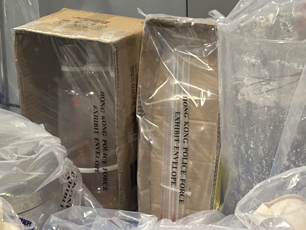 警方在單位內檢獲一批器具及設備,相信用作淨化及提煉懷疑依托咪酯粉末之用。曾志恒攝 警方在單位內檢獲一批器具及設備,相信用作淨化及提煉懷疑依托咪酯粉末之用。曾志恒攝