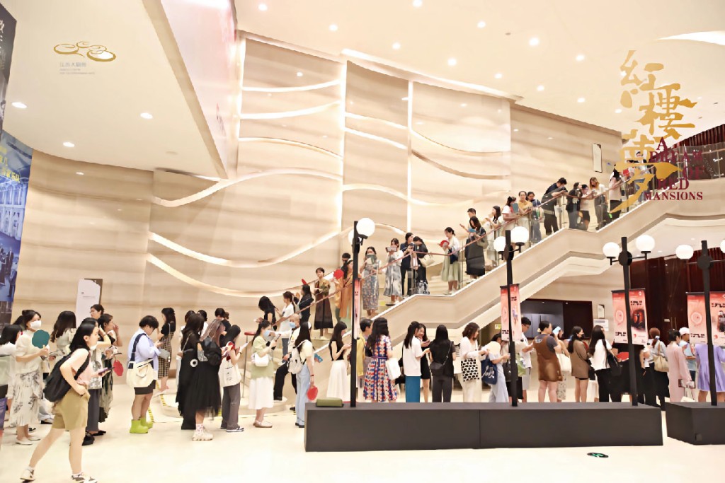 由江蘇大劇院主辦的舞台劇《紅樓夢》備受好評。據官方統計，截至2023年4月9日已迎來第50場演出，入場人次近10萬，成績非常矚目。