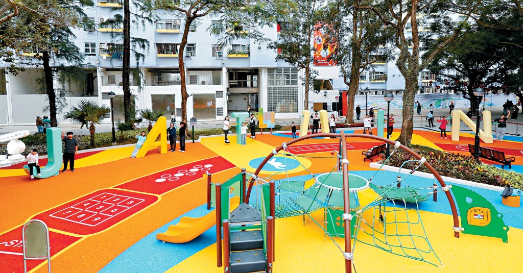 遊樂空間內的各類健體設施，以乙明邨的英文名稱「JAT MIN」為設計靈感，適合不同年齡使用。