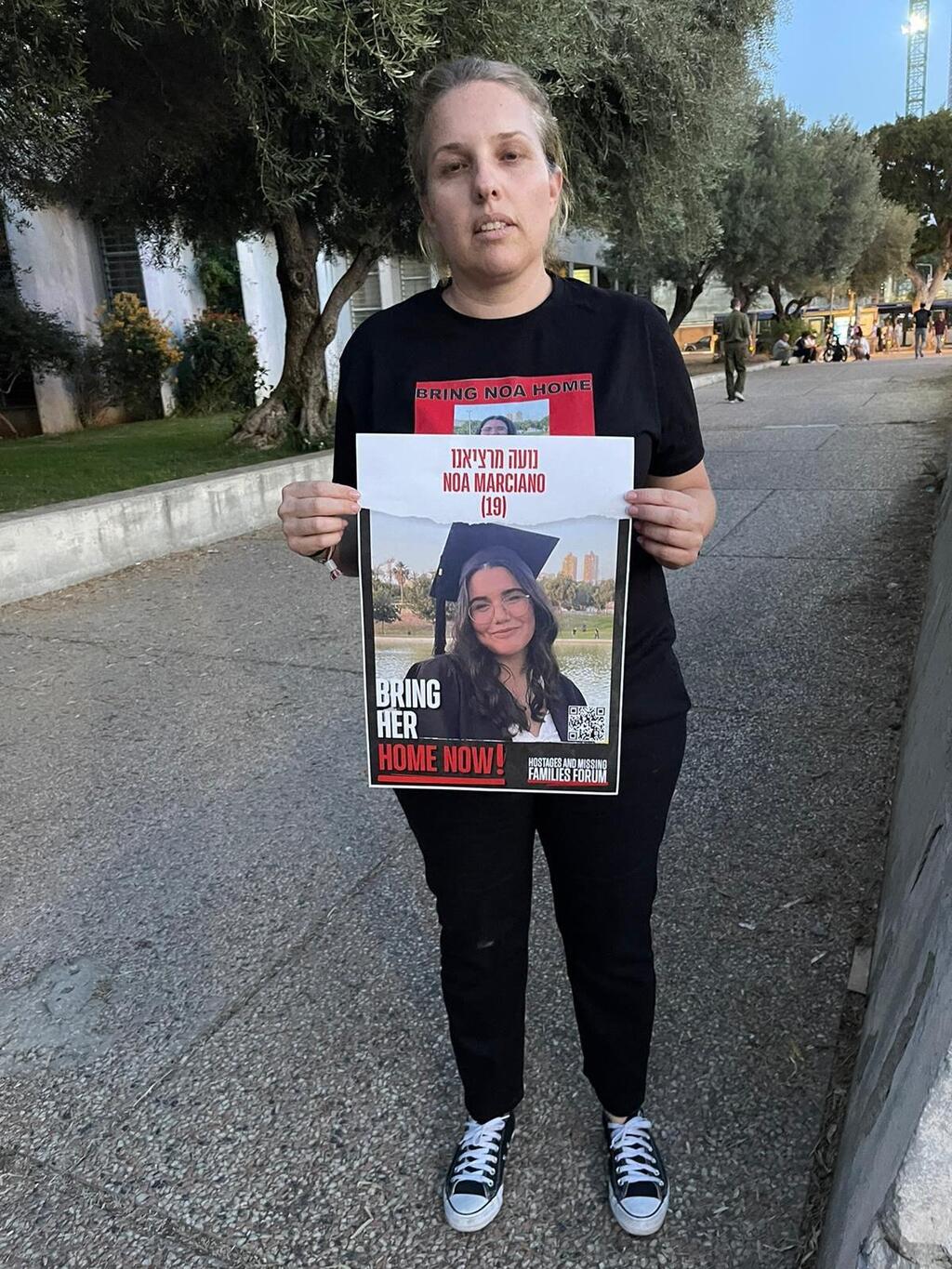 瑪西亞諾的母親早前拿著女兒照片，表示擔憂被俘虜後的安危。網上圖片