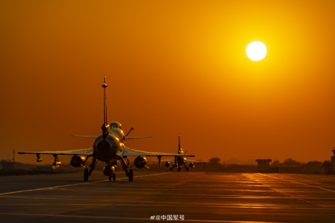 中國軍方再公開「殲-10C」訓練圖。 中國軍方再公開「殲-10C」訓練圖。