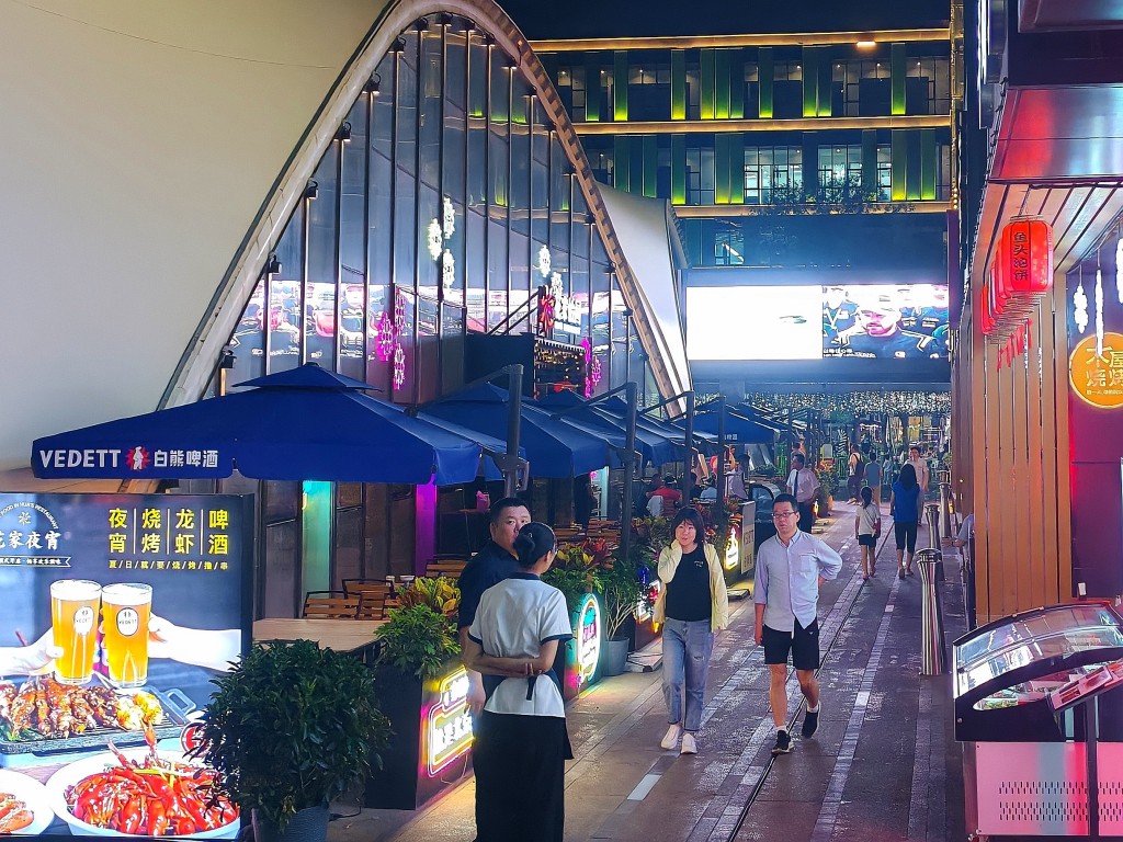 北京一些高檔餐廳也推出消夜燒烤。楊浚源攝 北京一些高檔餐廳也推出消夜燒烤。楊浚源攝