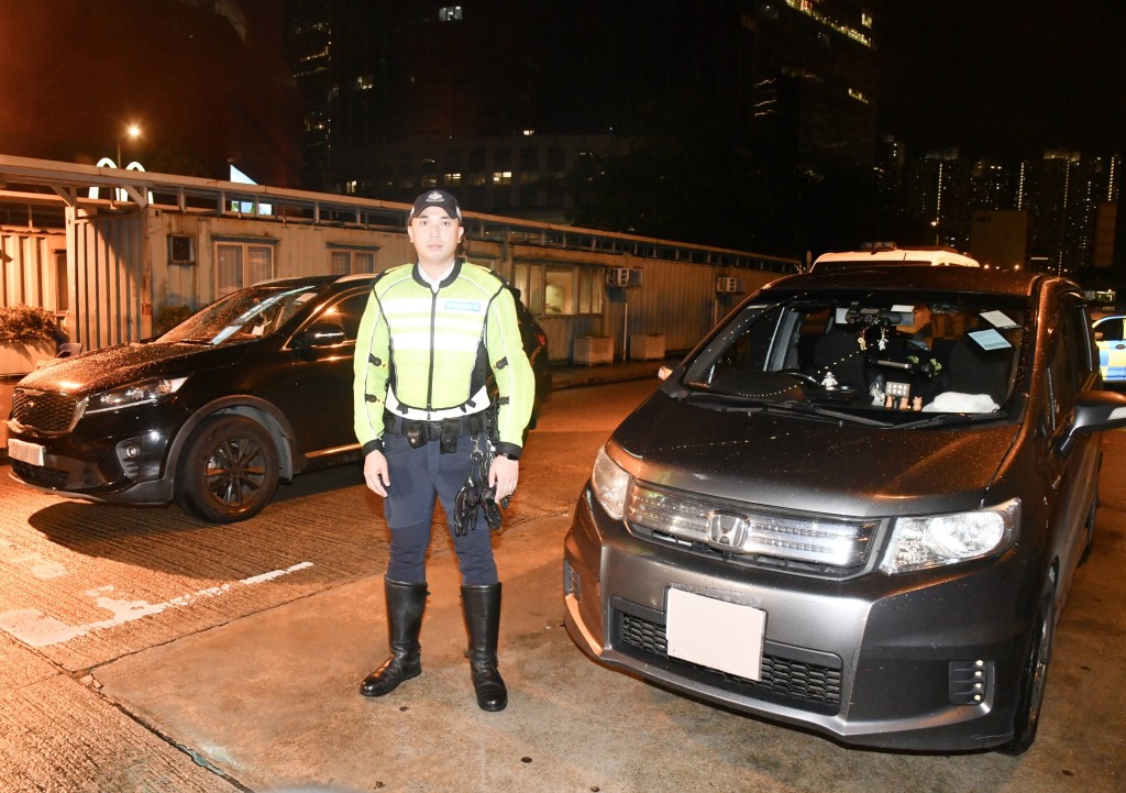 警方放蛇拘捕兩名司機。 警方放蛇拘捕兩名司機。