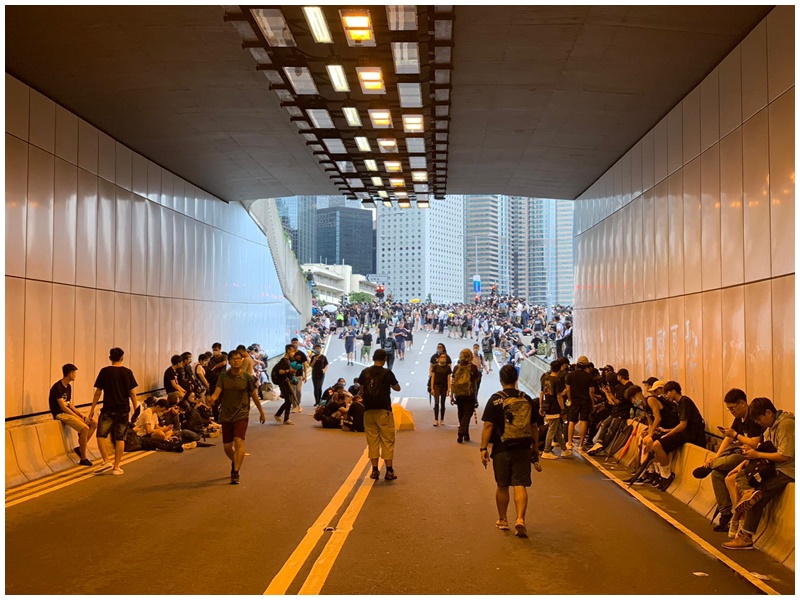下午5時後,有示威者進駐龍和道隧道。