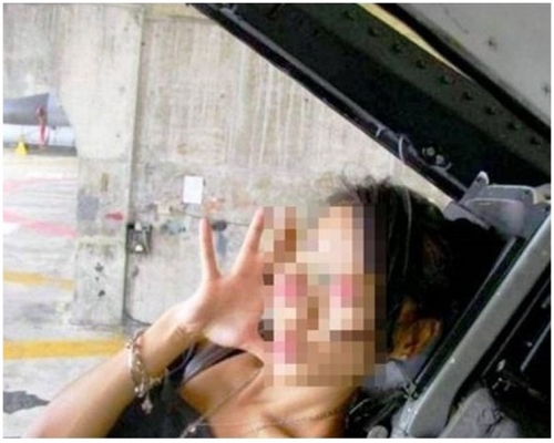辣妹溜進F-16戰機駕駛艙萌樣拍照。網圖